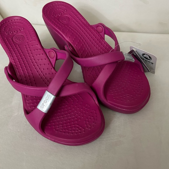 CROCS NWTCyprus Women's Berry Sandals Size 7